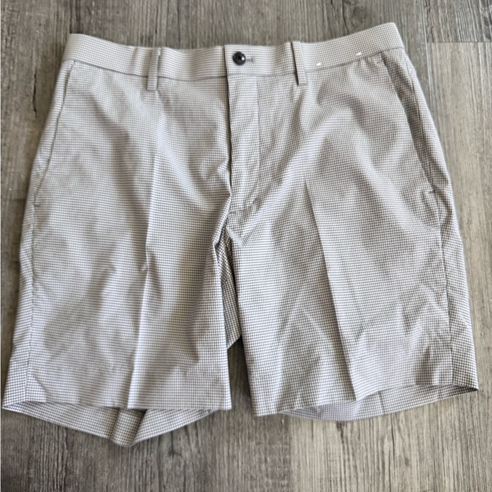 Uniqlo Men's Light Gray Checkered Shorts